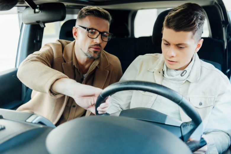 Como añadir a tu hijo adolescente a tu seguro de auto - Cost-U-Less