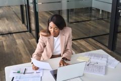 Persona evaluando una prima de riesgo - Cost-U-Less