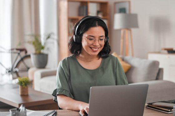 Seguro para negocio desde casa en California - Cost-U-Less - Mujer trabajando desde casa