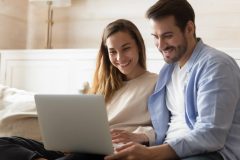 Pareja buscando en internet el mejor seguro de vida con ahorros