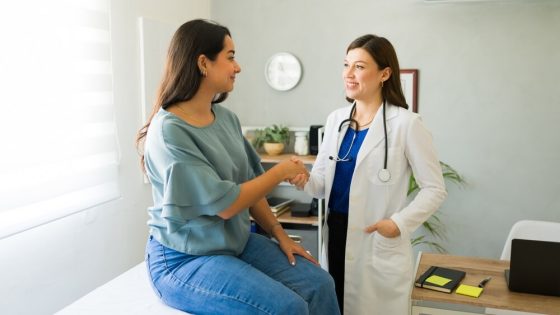 Una doctora teniendo una consulta con una paciente con una enfermedad preexistente en California