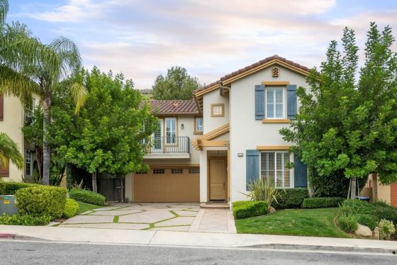 Casa de dos pisos en California que tiene seguro de casa