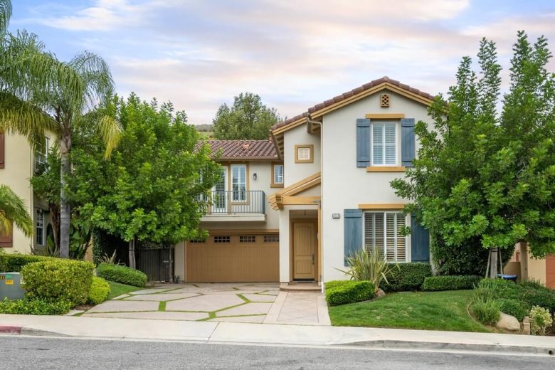 Casa de dos pisos en California que tiene seguro de casa