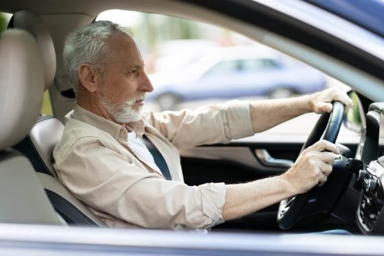 Conductor mayor de 65 años conduciendo un vehículo con seguro de auto
