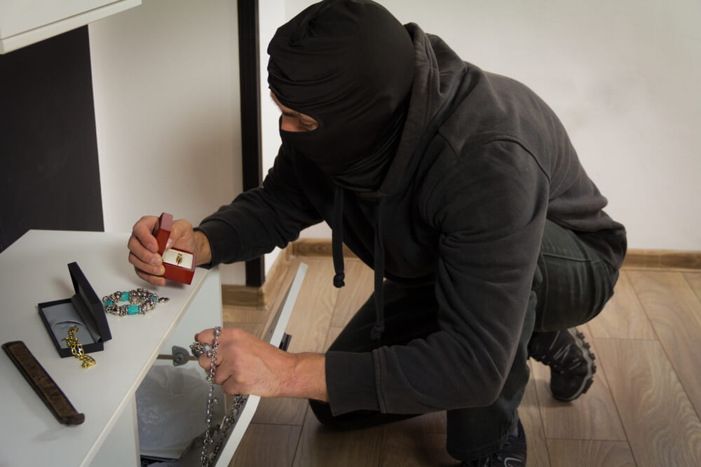 Ladrón encuentra joyas y un anillo en un gabinete durante un robo, situación cubierta con seguro para objetos de valor