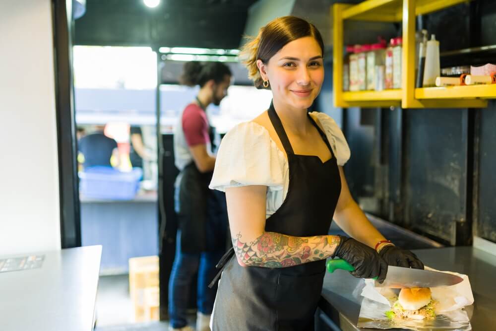 Mujer trabajando en un food truck en California
