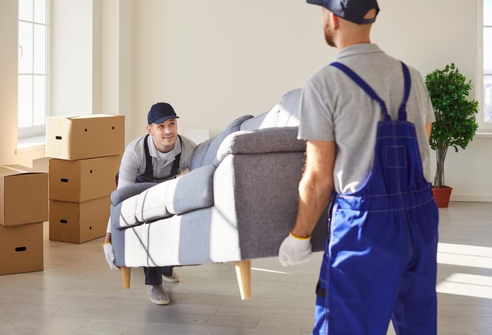 Personal de mudanzas descargando muebles, mostrando que cambiar de estado o condado puede darte derecho a un Special Enrollment.