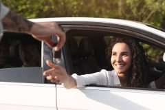 Una persona le presta las llaves a su amiga para que conduzca su auto