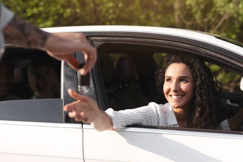 Una persona le presta las llaves a su amiga para que conduzca su auto