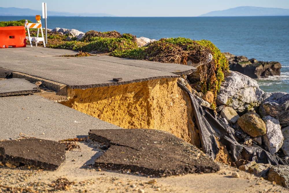 Carretera costera colapsada por erosión y deslizamiento del terreno, ilustrando los riesgos estructurales que cubre el seguro para viviendas en zonas sísmicas de California