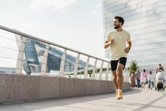 Hombre joven corriendo solo en la ciudad, representando un seguro de vida para persona sin dependientes y enfoque en bienestar personal.