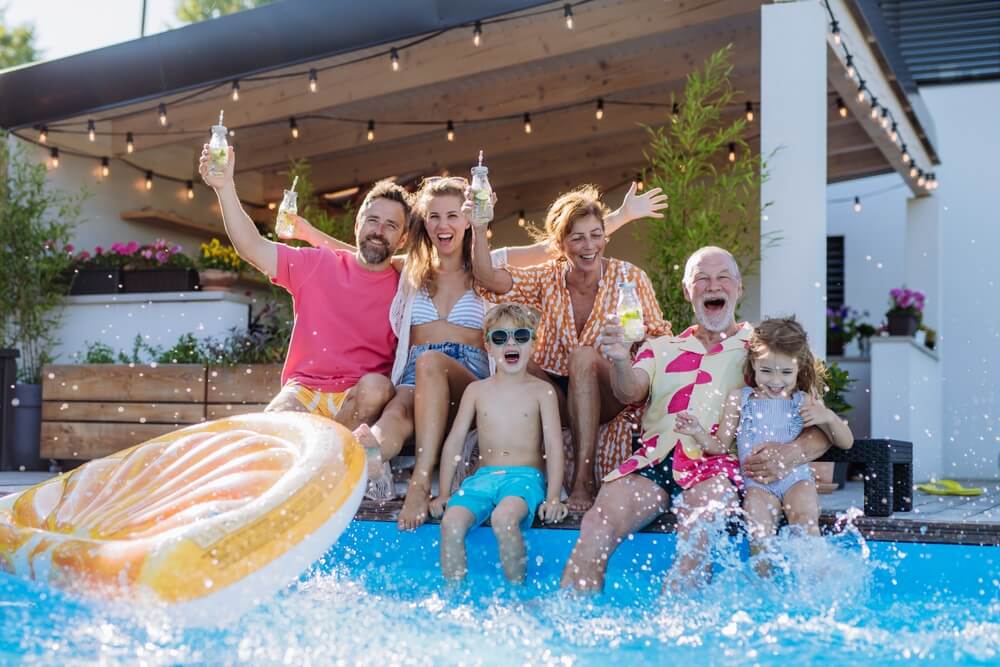 Familia disfrutando de una piscina en casa durante el verano, ilustrando los beneficios de contar con seguro de hogar y piscina ante accidentes o daños.