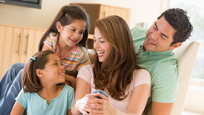 Familia feliz disfrutando de un ambiente bien iluminado dentro del hogar