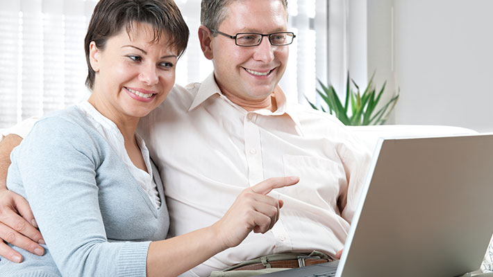 Pareja de esposos buscando en internet un buen seguro de vida