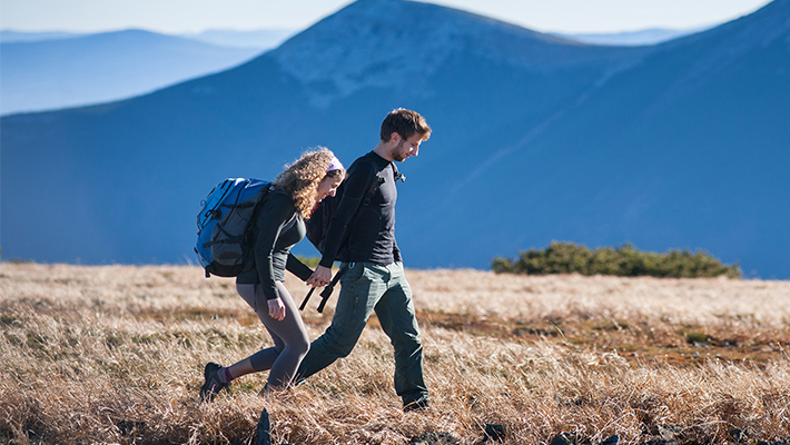 Dos jóvenes paseando en un lugar seguro y al aire libre