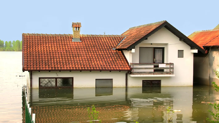 Vivienda completamente inundada luego de un desastre natural
