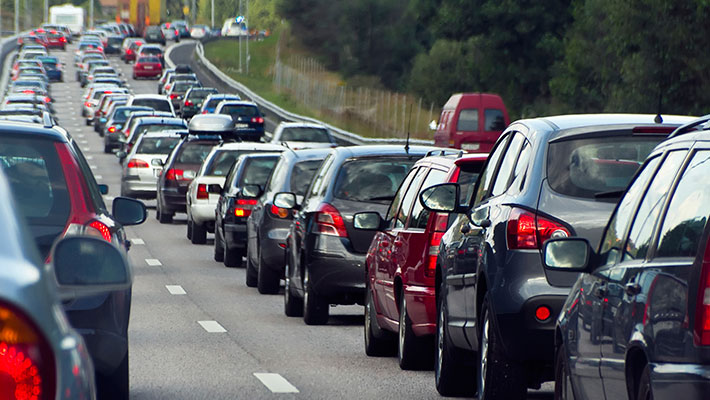 Una fila de vehículos transitando por la carretera