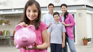 Familia ahorra dinero en seguro de hogar