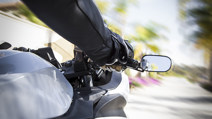 Maneje-seguro-en-una-moto