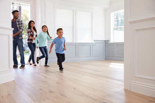 Familia hispana llegando a su nueva casa