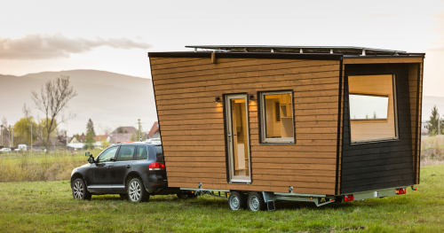 Casa prefabricada siendo movida para una camioneta en el campo