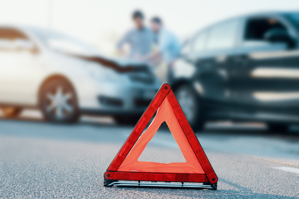 Triangulo reflector rojo en un accidente con conductores que tienen seguros de autos baratos en California 