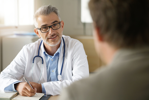 Médico atendiendo un paciente con seguro médico
