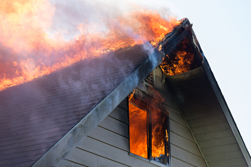 Parte superior de una casa incendiandose pero cubierta con una aseguranza de casa en California 