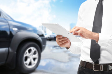 Hombre leyendo los deducibles de un contrato de seguro de auto