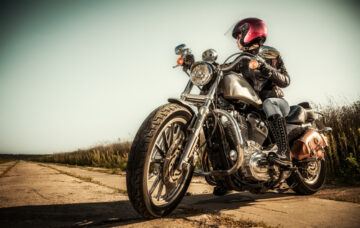 Mujer montada en su moto