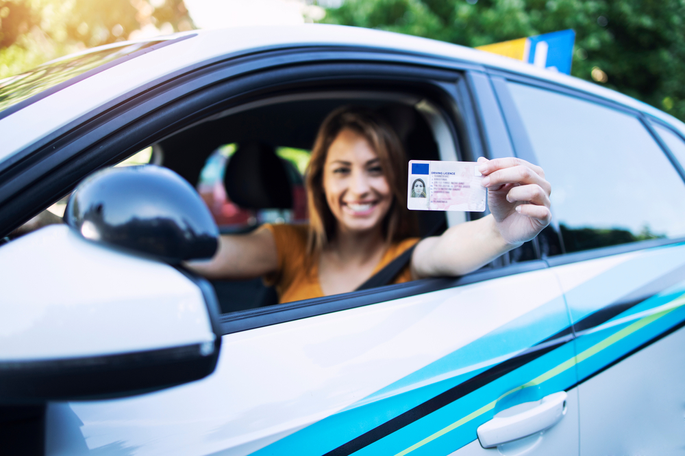 Mujer contenta por recuperar su licencia después de un SR22