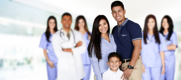 Familia latina descubriendo qué es un deducible de un seguro médico