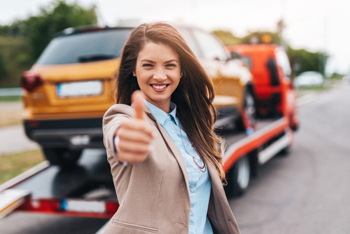 Mujer sonriendo por encontrar aseguradora de carros