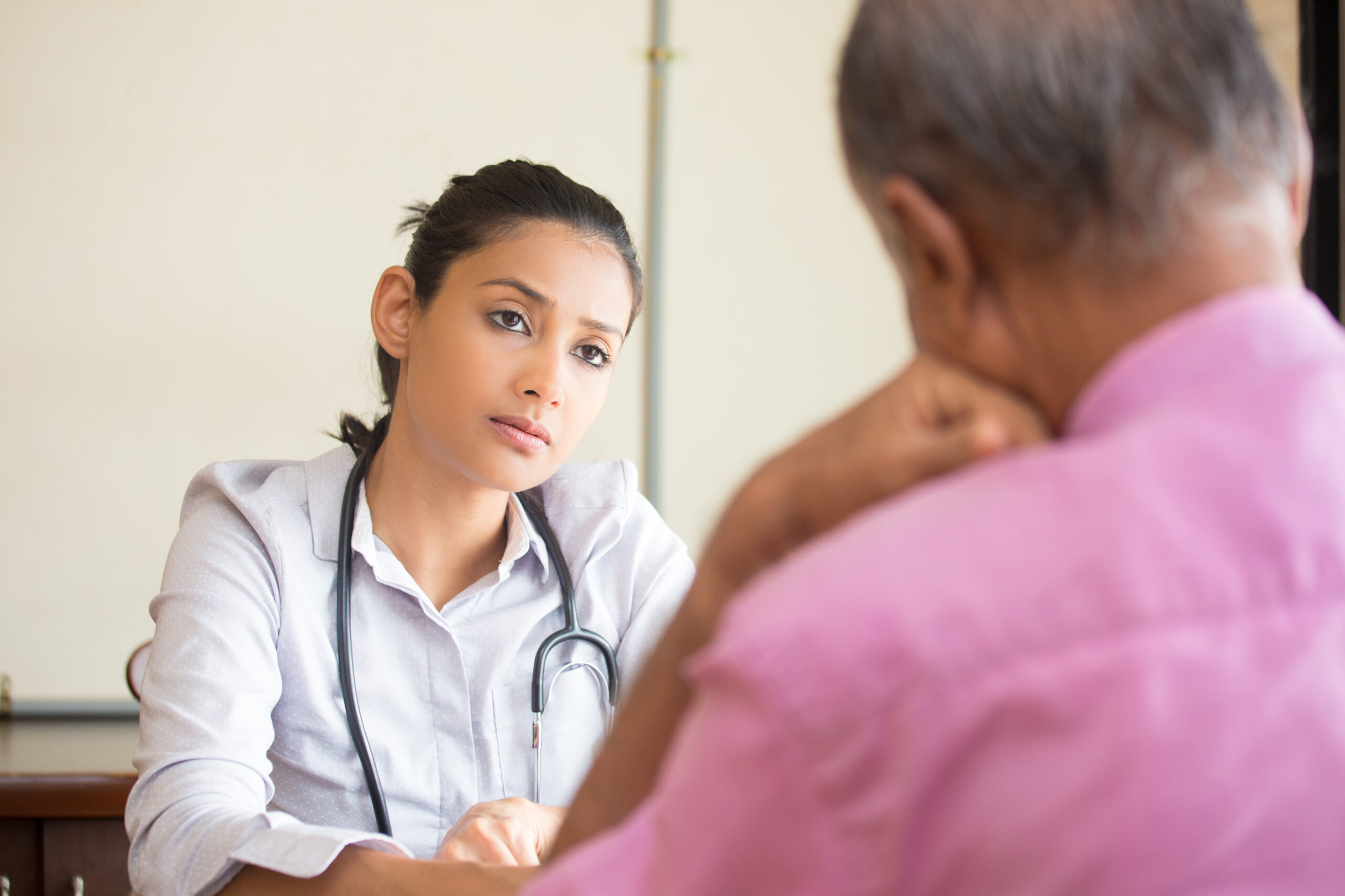 Anciano latino preocupado por perder su Medicaid en California