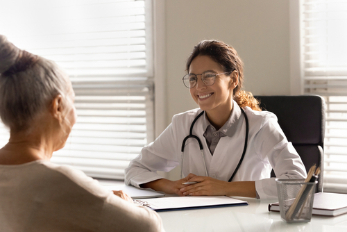 Doctora y mujer latina en atención alternativa a Medicaid en California