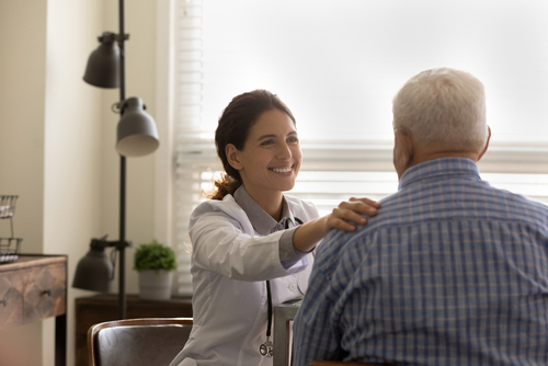 Anciano latino con seguro médico en California