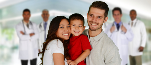 Familia feliz por tener seguro de salud en California