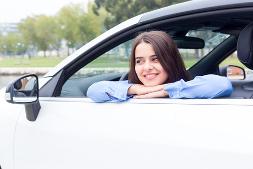 Mujer feliz con compañías de seguros en California