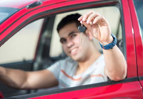 Hombre sonriendo por encontrar seguros de autos para hispanos