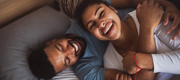 Pareja Afroamericana sonriendo abrazados