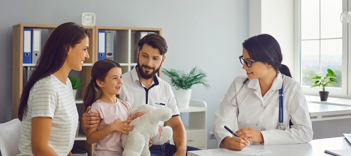 Familia recibiendo atención médica