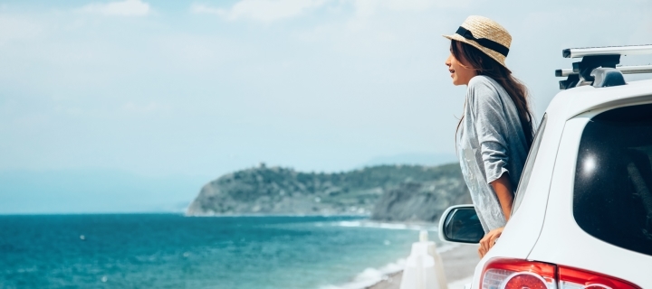 Mujer joven observando el mar.