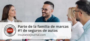 Mujer de negocios exitosa con sus compañeros de trabajo.