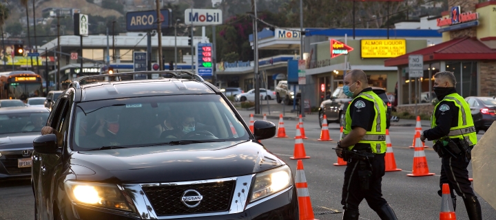 Policías y conductores en un punto de control de DUI