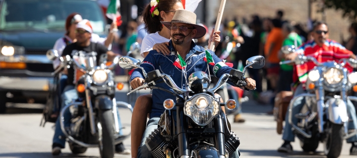 Grupo de motociclistas latinos en un desfile