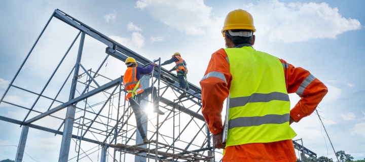 Equipo de construcción protegido con seguro de compensación de trabajadores en CA.