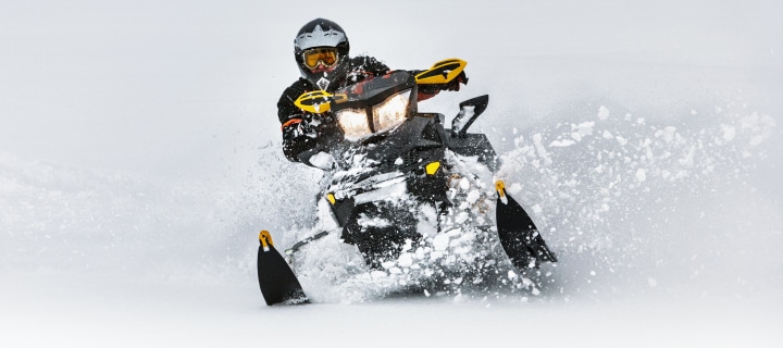 Hombre disfrutando del invierno protegido con su seguro de moto de nieve