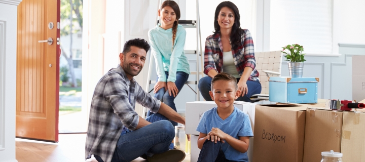 Familia hispana feliz de mudarse a una nueva casa como inquilinos