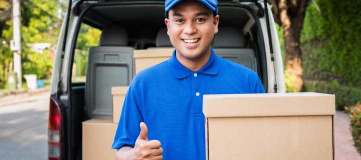 Emprendedor latino feliz de tener seguro de auto comercial para su negocio