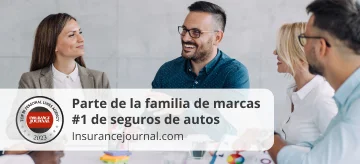 Mujer de negocios exitosa con sus compañeros de trabajo.